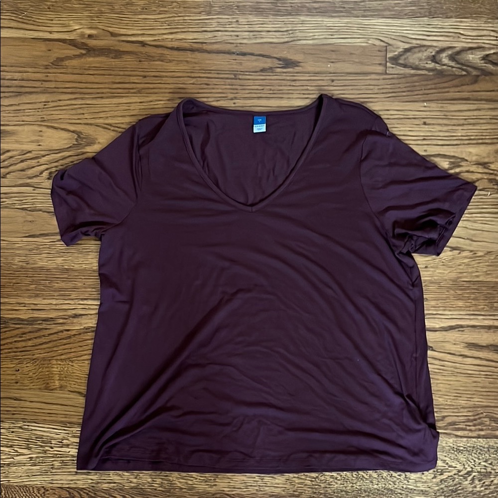 Old Navy Burgandy Relaxed Short Sleeve T-Shirt never worn excellent condition